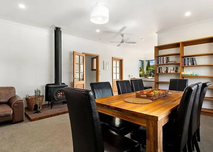 Close To Town With Large Outdoor Living Space Sleeps 9