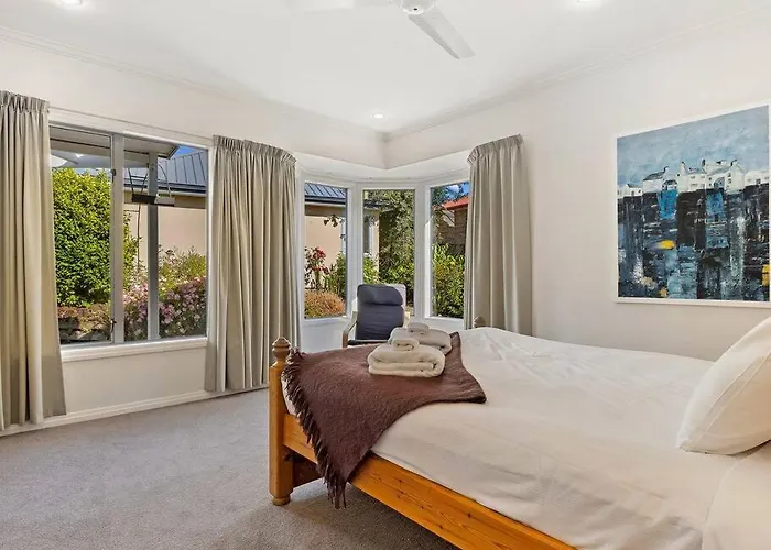 Close To Town With Large Outdoor Living Space Sleeps 9 瓦纳卡