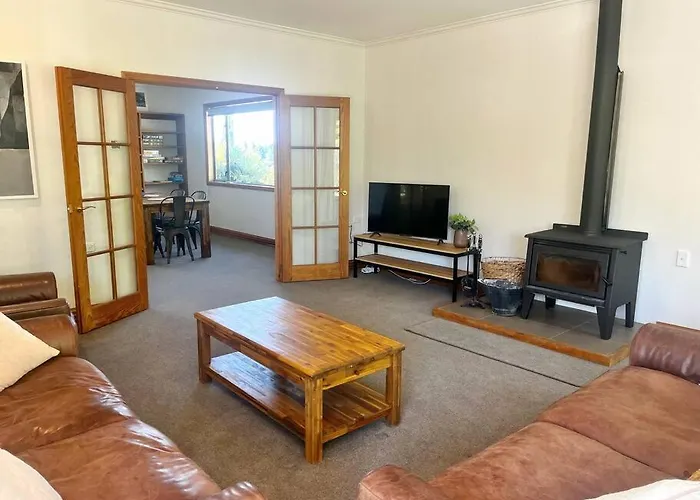 Close To Town With Large Outdoor Living Space Sleeps 9 度假居