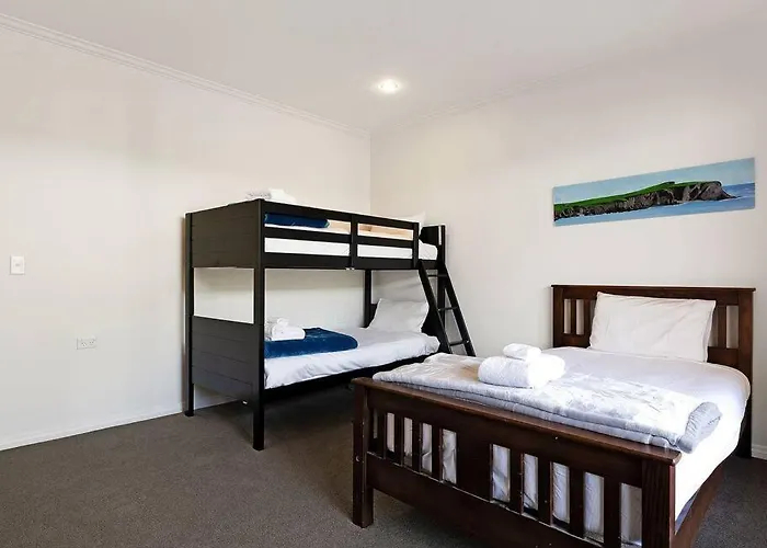 Close To Town With Large Outdoor Living Space Sleeps 9 *