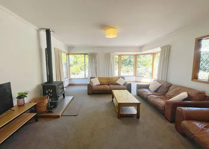 Close To Town With Large Outdoor Living Space Sleeps 9