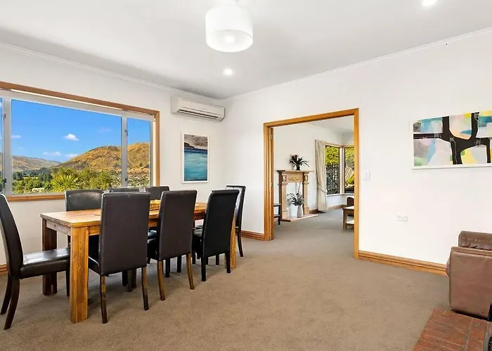 Close To Town With Large Outdoor Living Space Sleeps 9 度假居