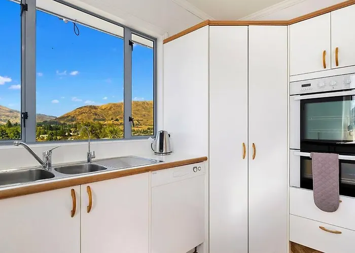 Close To Town With Large Outdoor Living Space Sleeps 9 *