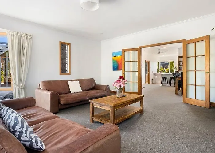 Close To Town With Large Outdoor Living Space Sleeps 9 度假居